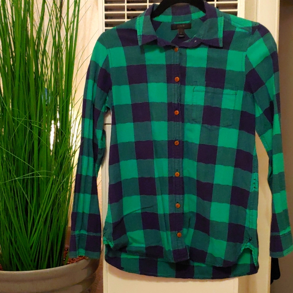 Size 2 J. Crew green & black plaid button up flannel